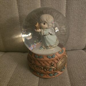 Precious Moments ANGEL w/Star Joy2World MUSICAL SNOWGLOBE 131101